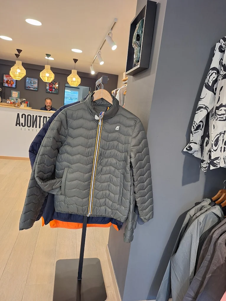 Vestes K-Way et doudounes avec photo Steve McQueen en arrière-plan