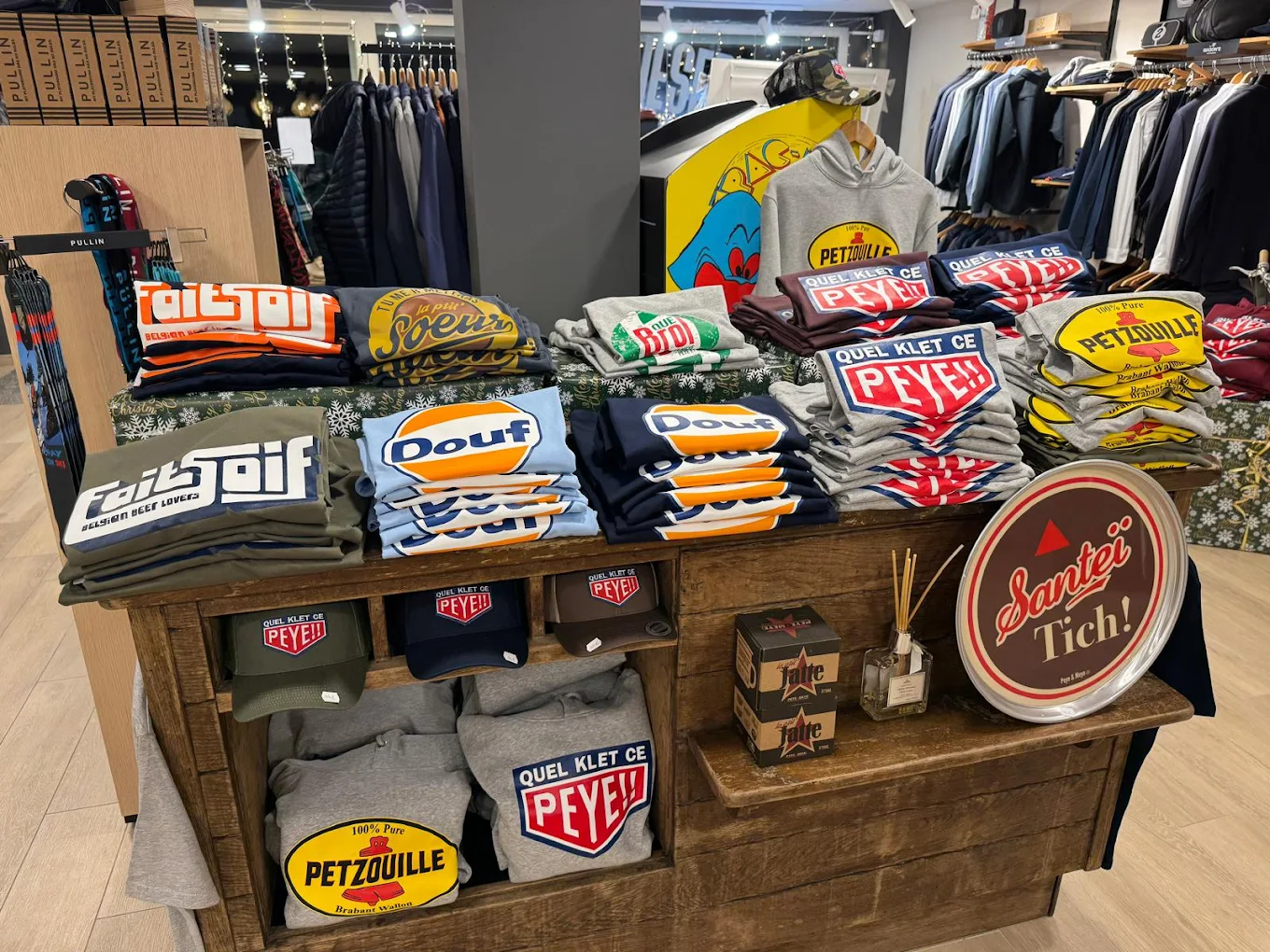 Intérieur de la boutique À Contresens à La Hulpe — doudoune K-Way