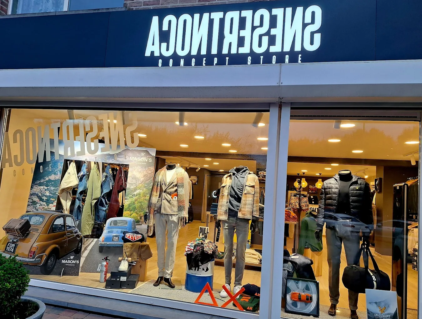 Vitrine de la boutique À Contresens — enseigne bleu nuit, mannequins, Fiat 500 vintage