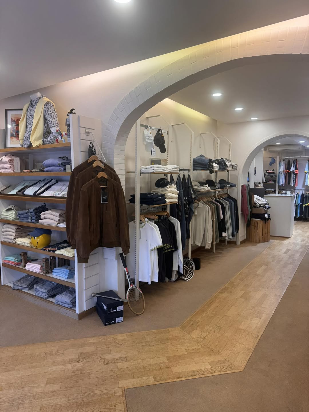 Voûtes en briques blanches et présentoirs de la boutique de Perwez