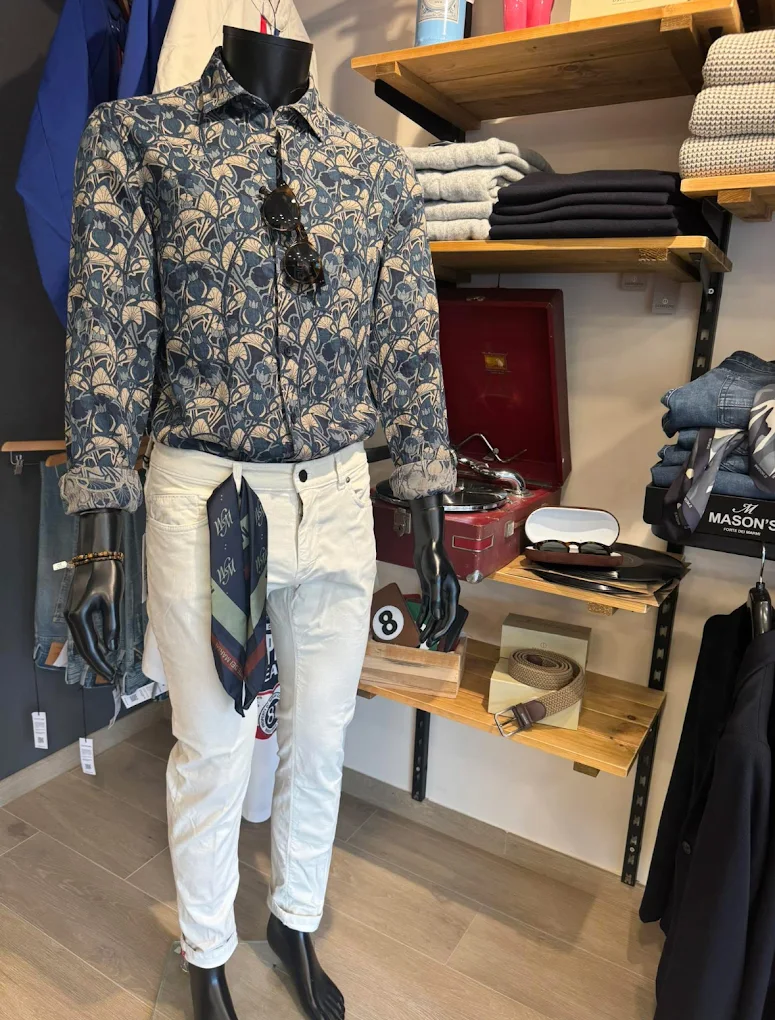 Mannequin avec chemise à motifs et chino blanc, accessoires Mason's